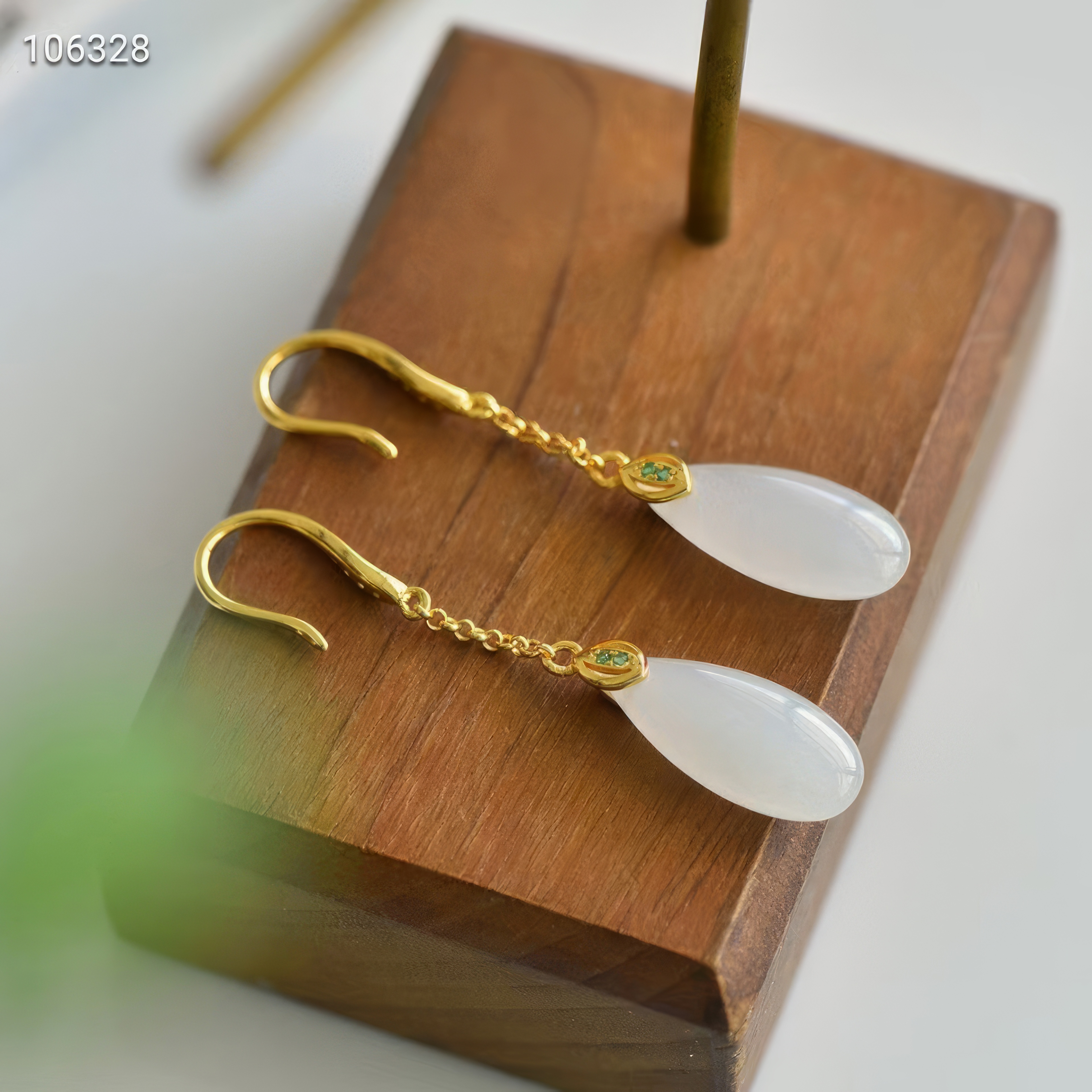 Dance of the Droplet - Pure Hetian Jade Earrings--水滴之舞 - 纯净和田玉耳坠