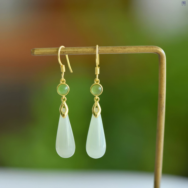 "Spring Melody·Dewdrop" White Hetian Jade Earrings “春之韵·雨露”和田玉耳坠