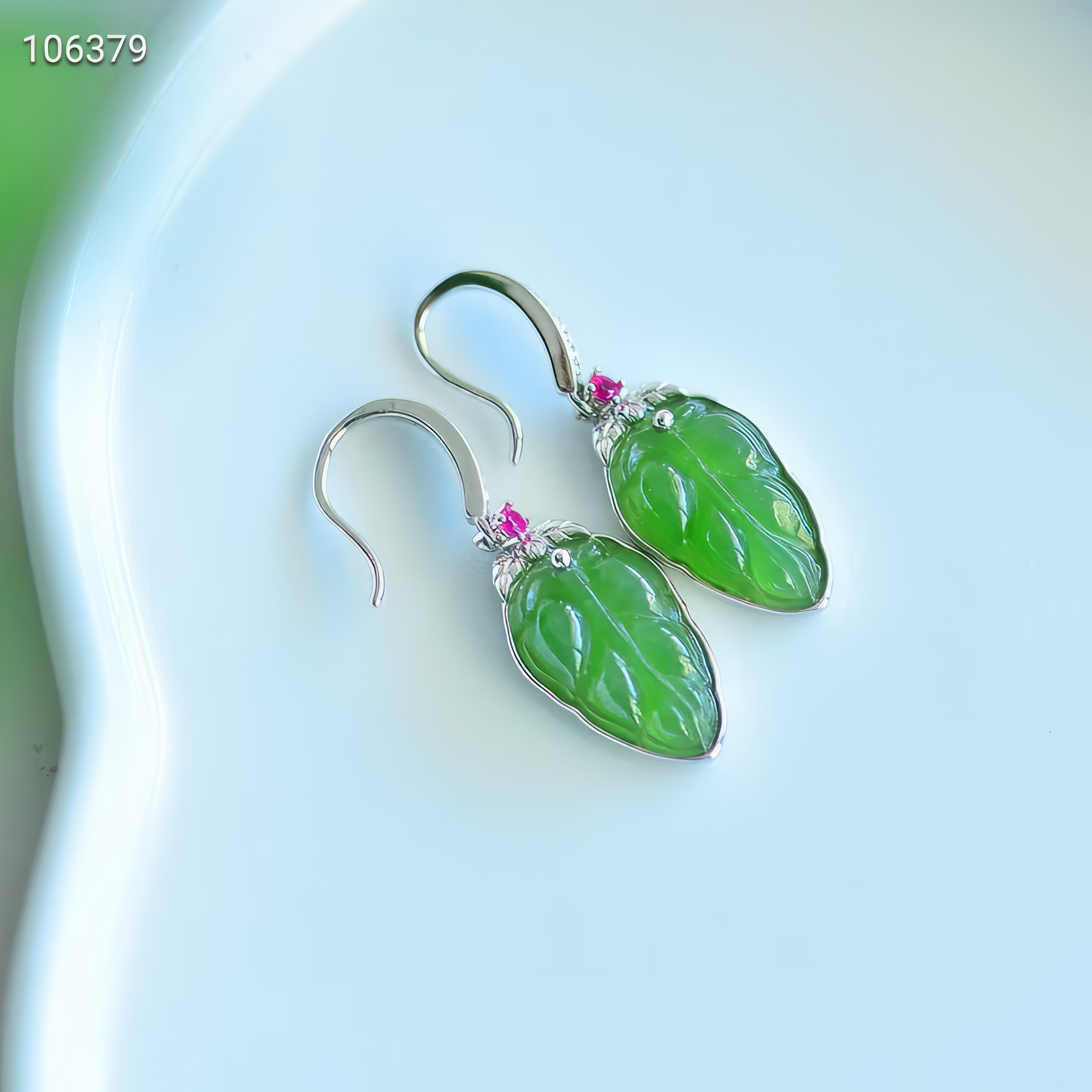 Radiant Emerald Leaves - Hetian Jade Earrings--翠叶生辉 - 和田玉耳坠