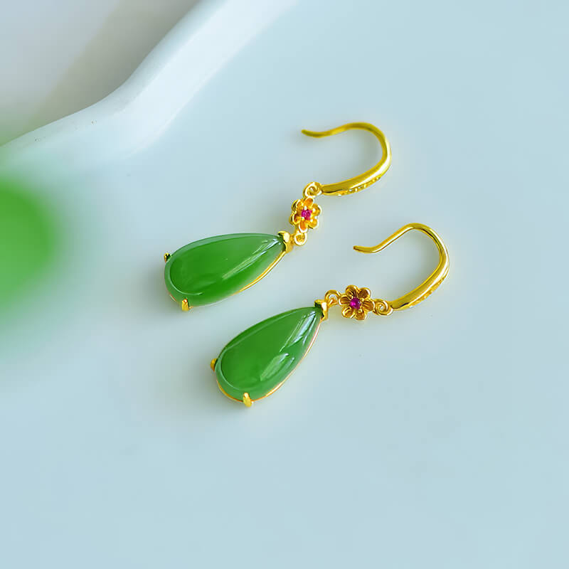 "Dewdrop Verdancy" Hetian Bicolor Jade Waterdrop-Shaped Earrings "凝露滴翠"和田碧玉水滴型耳坠