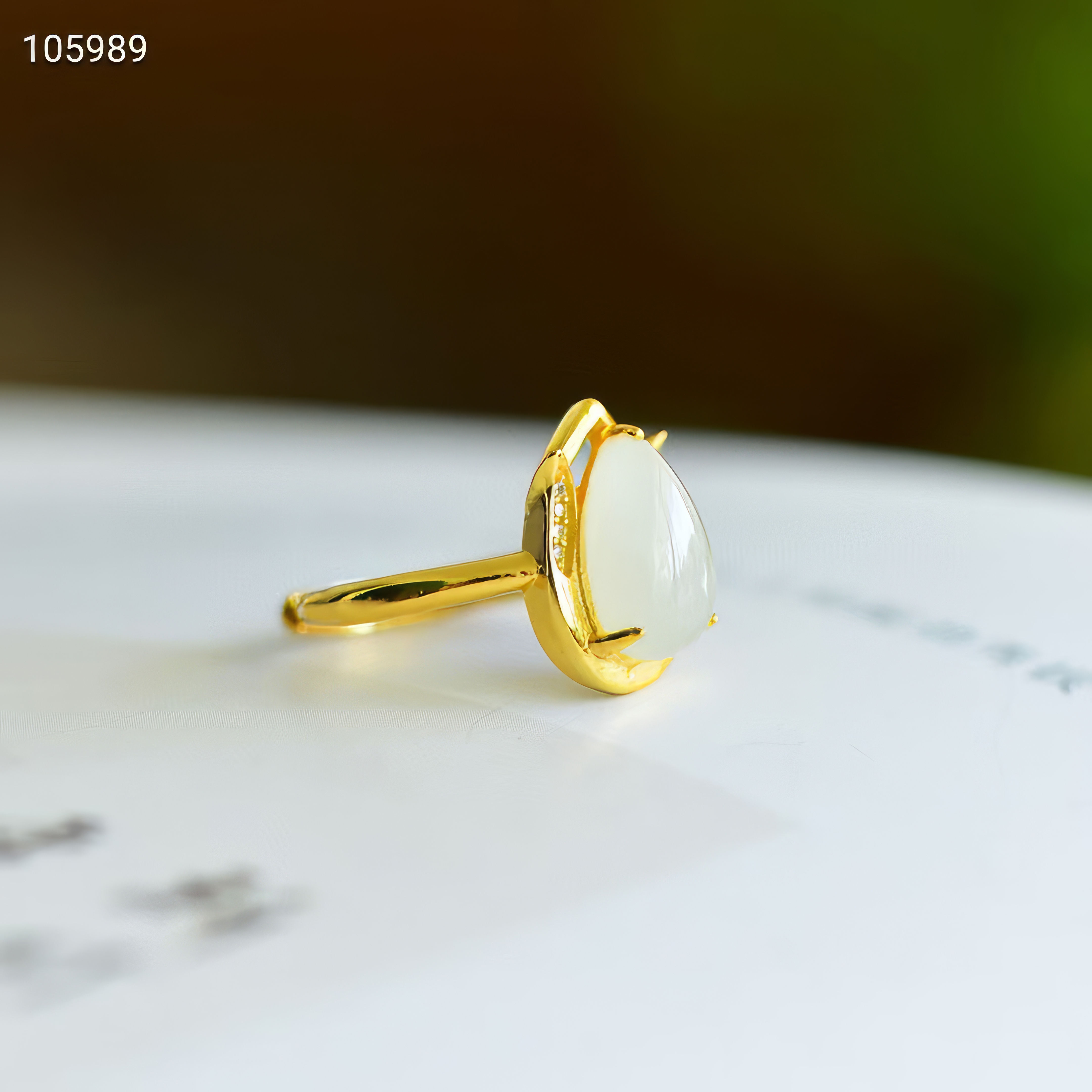 Light of the Droplet - Inlaid Hetian White Jade Ring--水滴之光 - 镶嵌式和田白玉戒指