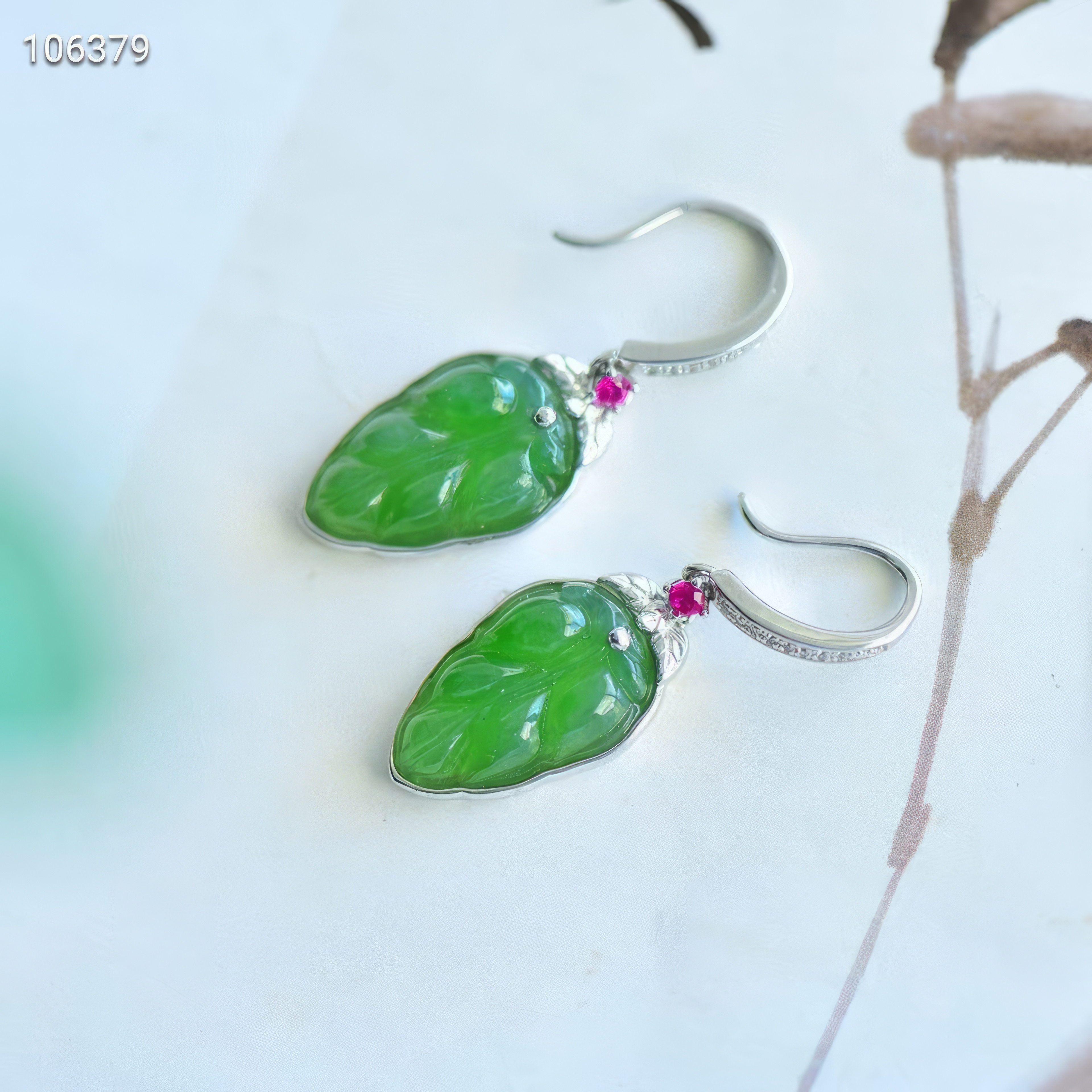 Radiant Emerald Leaves - Hetian Jade Earrings--翠叶生辉 - 和田玉耳坠