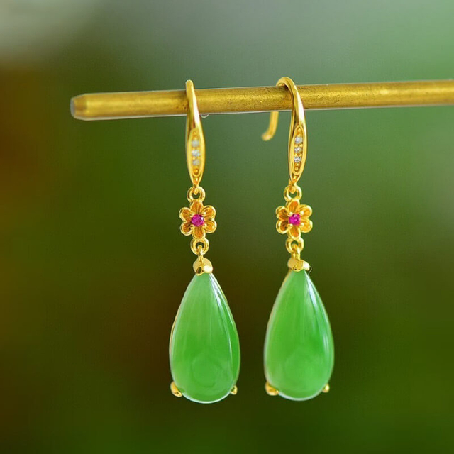 "Dewdrop Verdancy" Hetian Bicolor Jade Waterdrop-Shaped Earrings "凝露滴翠"和田碧玉水滴型耳坠