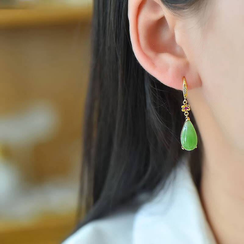 "Dewdrop Verdancy" Hetian Bicolor Jade Waterdrop-Shaped Earrings "凝露滴翠"和田碧玉水滴型耳坠