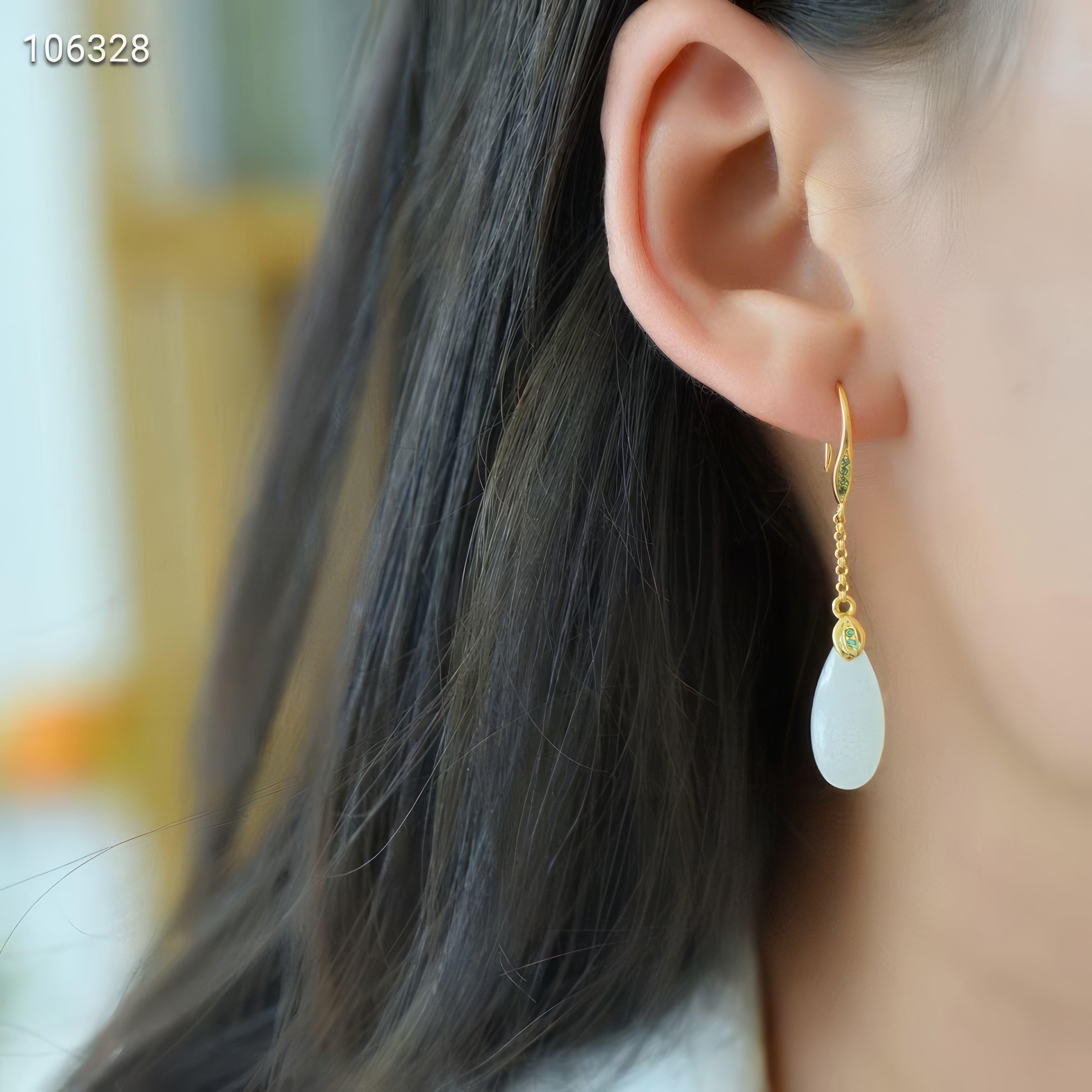 Dance of the Droplet - Pure Hetian Jade Earrings--水滴之舞 - 纯净和田玉耳坠