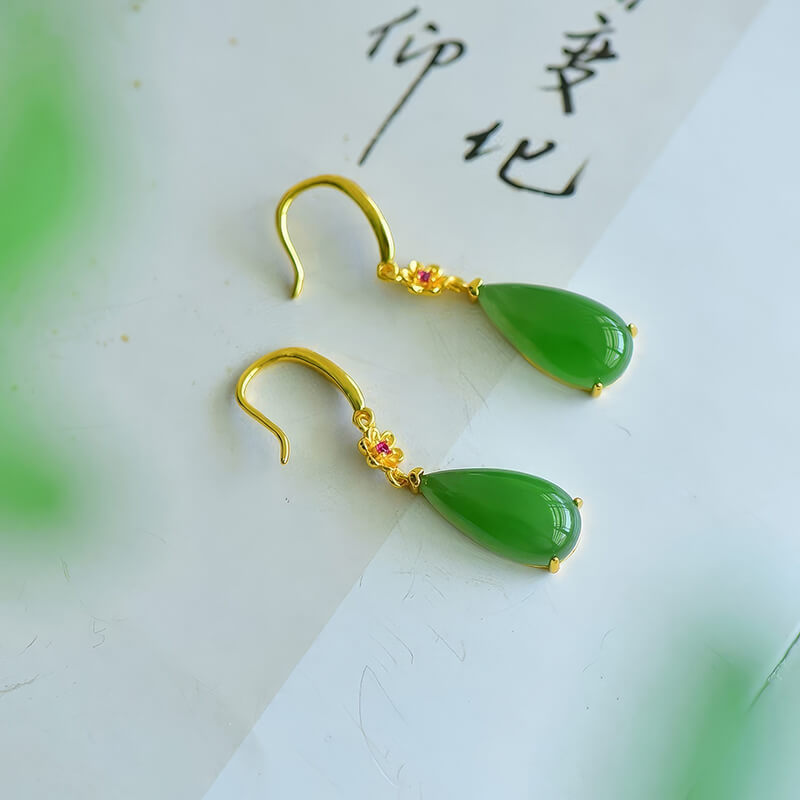 "Dewdrop Verdancy" Hetian Bicolor Jade Waterdrop-Shaped Earrings "凝露滴翠"和田碧玉水滴型耳坠