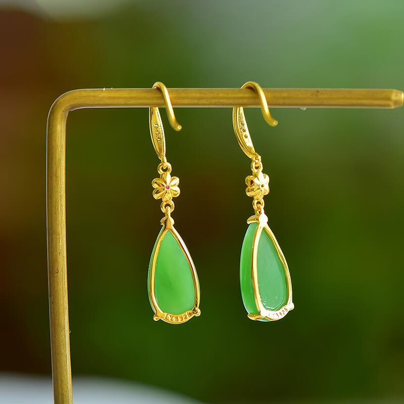"Dewdrop Verdancy" Hetian Bicolor Jade Waterdrop-Shaped Earrings "凝露滴翠"和田碧玉水滴型耳坠