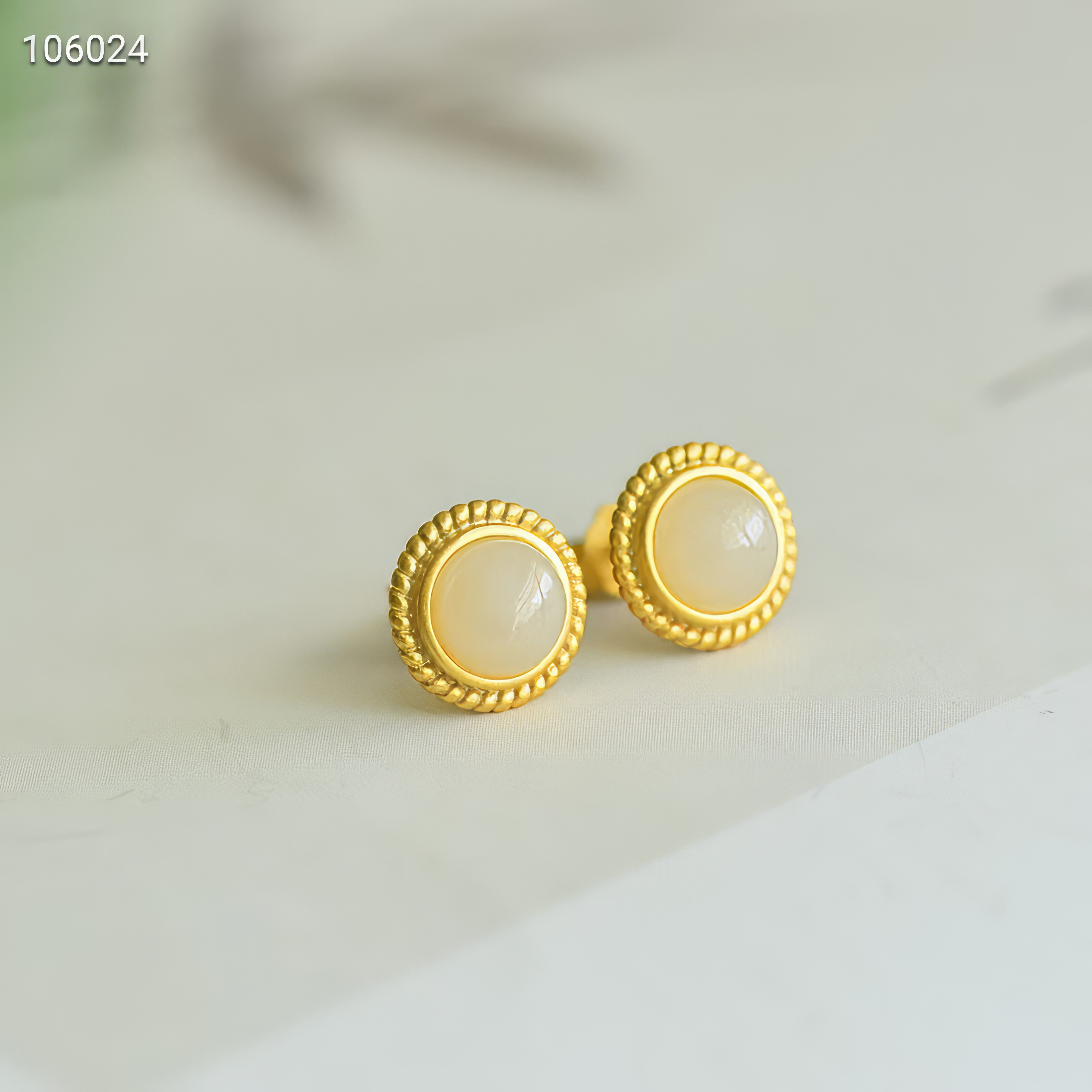 Moonlight Treasure Box - Pure Hetian Jade Stud Earrings--月光宝盒 - 纯净和田玉耳钉