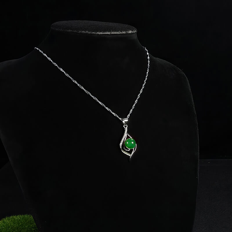 Radiant Emerald Hue Hetian Jade Jewelry Set 翠色生辉和田玉首饰套装