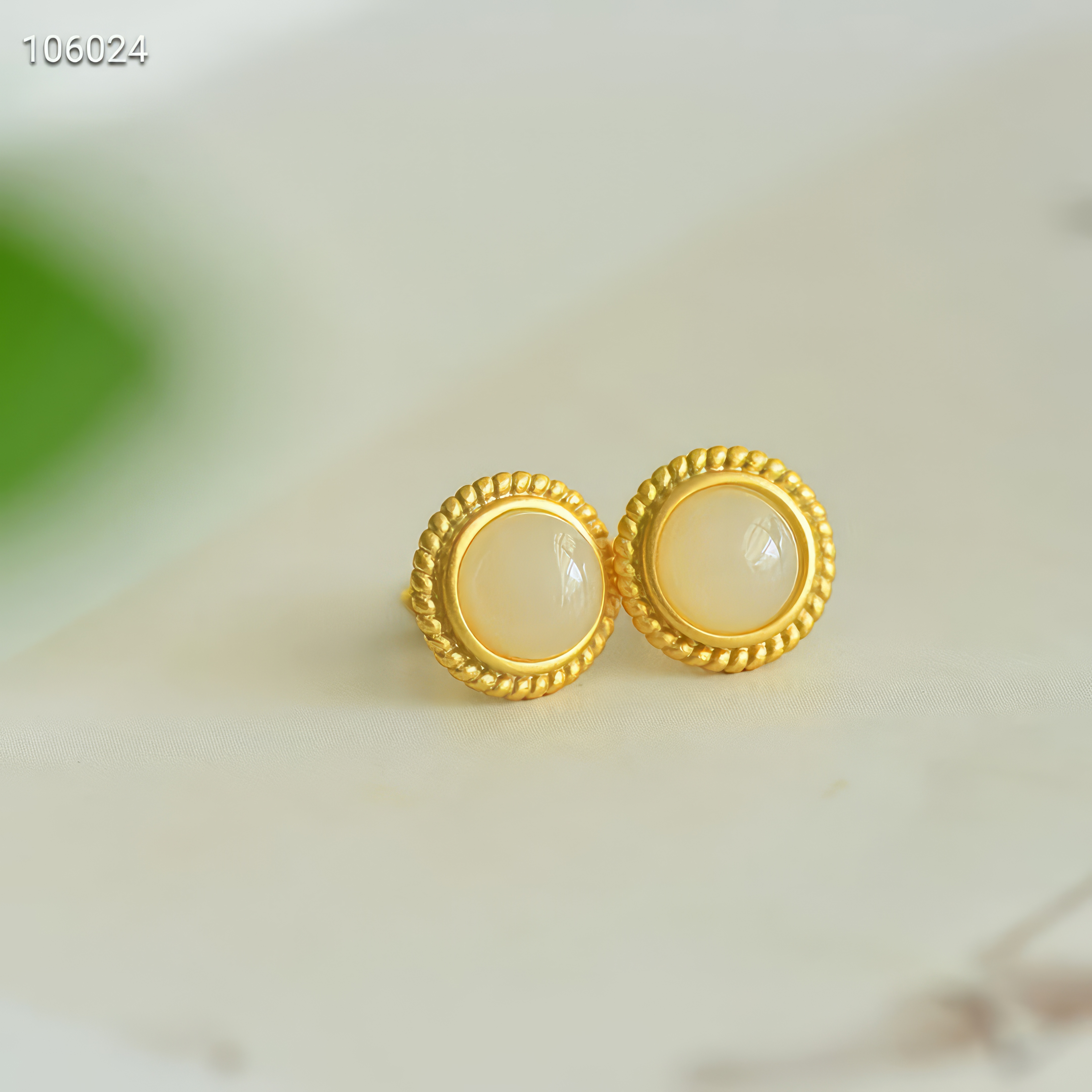 Moonlight Treasure Box - Pure Hetian Jade Stud Earrings--月光宝盒 - 纯净和田玉耳钉