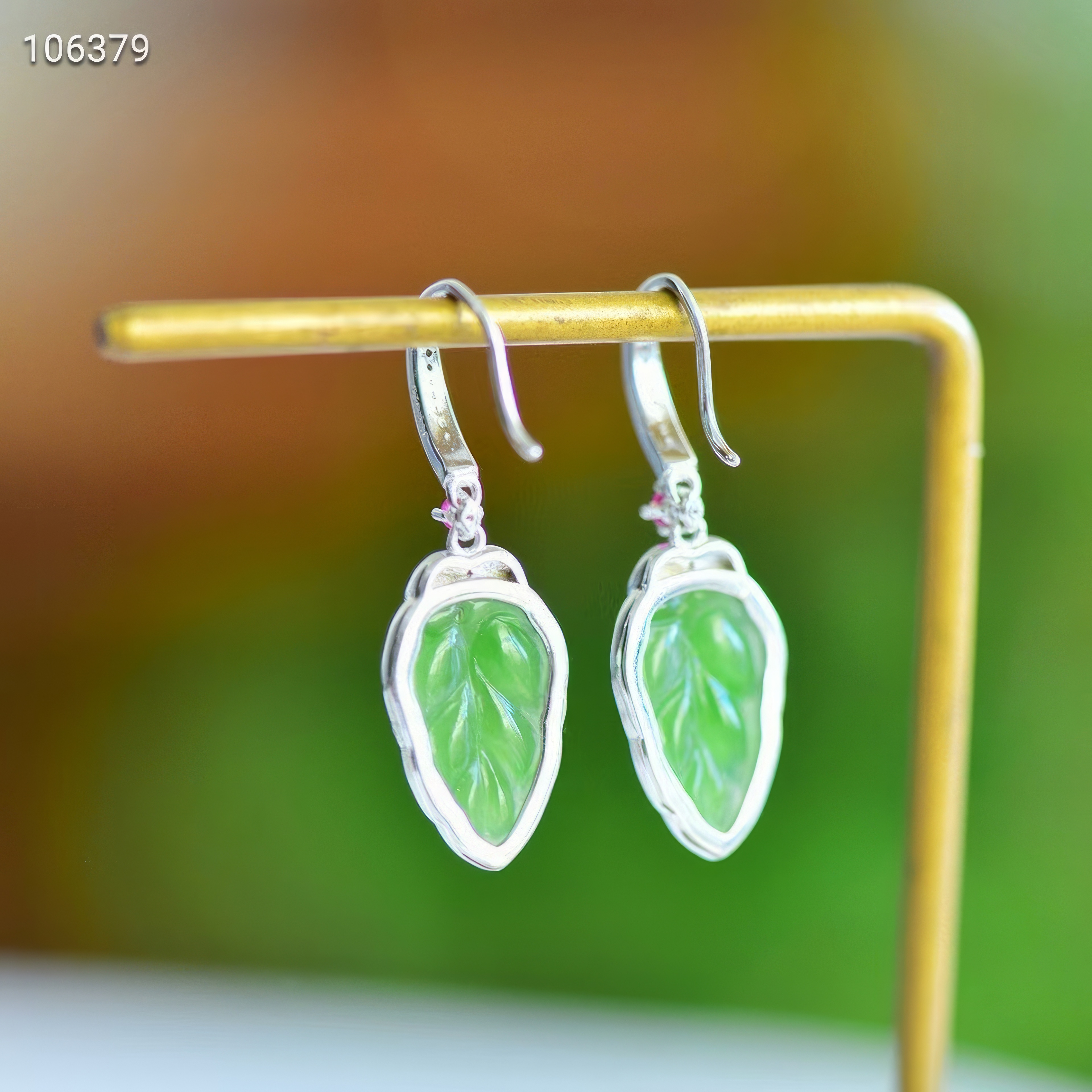 Radiant Emerald Leaves - Hetian Jade Earrings--翠叶生辉 - 和田玉耳坠