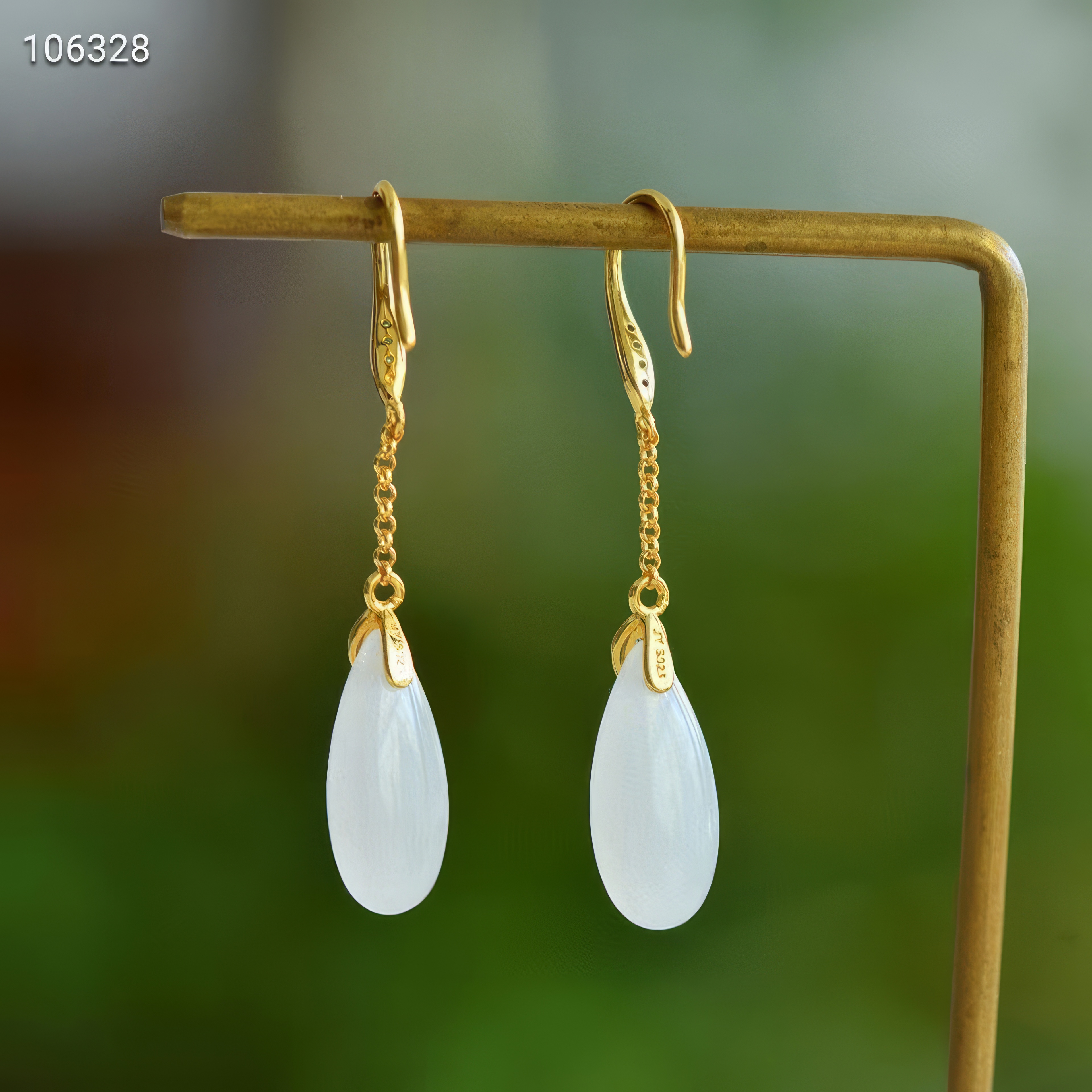 Dance of the Droplet - Pure Hetian Jade Earrings--水滴之舞 - 纯净和田玉耳坠
