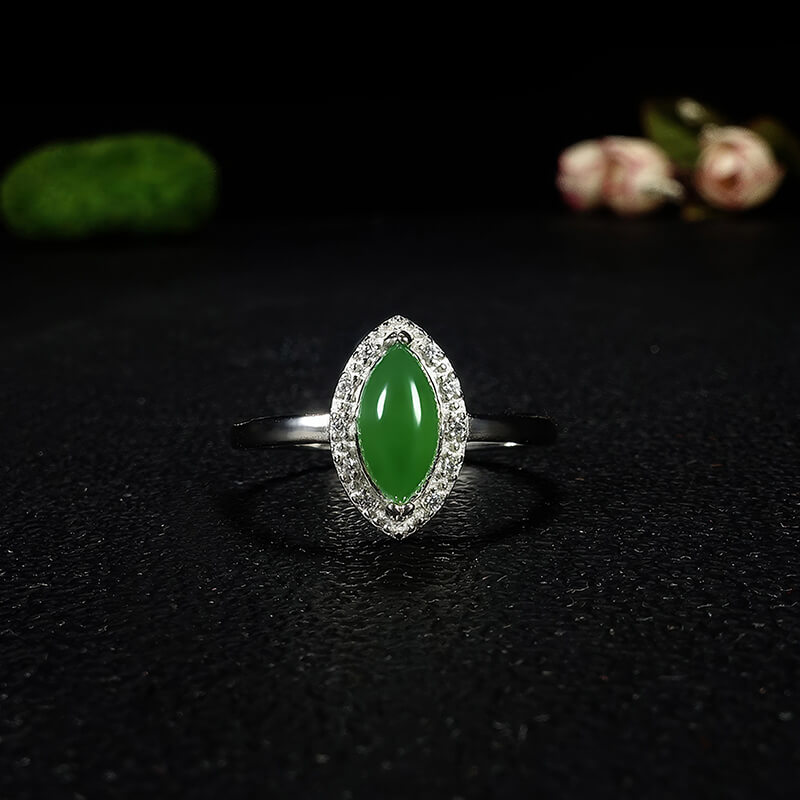Radiant Emerald Hue Hetian Jade Jewelry Set 翠色生辉和田玉首饰套装